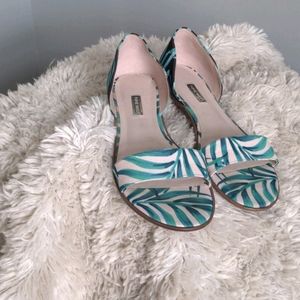 Palm pattern open toe flats